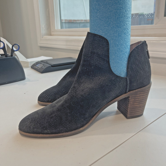 LUCKY BRAND Sz 10 M Black Suede Bootie Boot D’Orsay Back Zip Deep Side Cut 2.5" - Picture 2 of 10